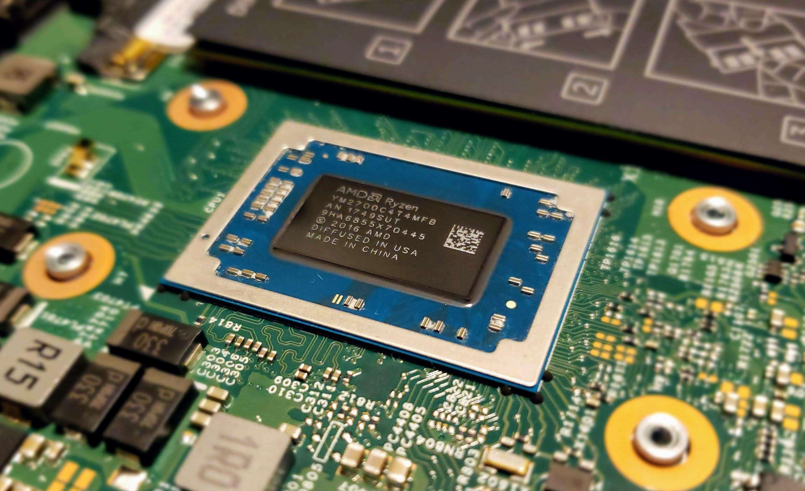 AMD Ryzen 7 2700U AMD Ryzen 7 2700U